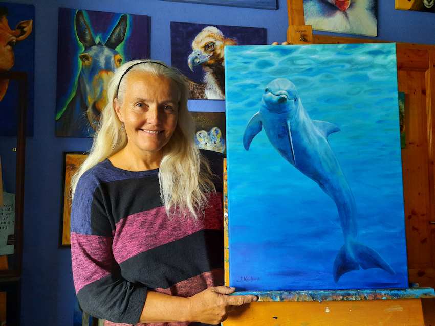 Künstlerin Sabine Koschier mit ihrem Bild "Delfin"